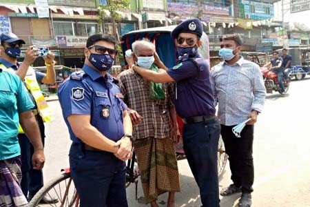ঝিনাইদহের কালীগঞ্জ বারবাজার হাইওয়ে পুলিশের মাক্স বিতরণ