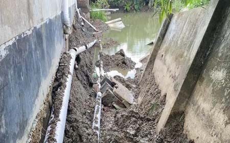 প্রাচীর ঘেঁষে পুকুর খনন