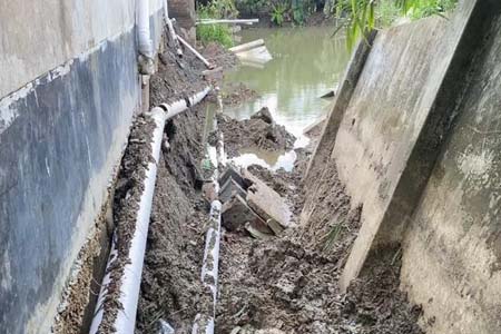 প্রাচীর ঘেঁষে পুকুর খনন