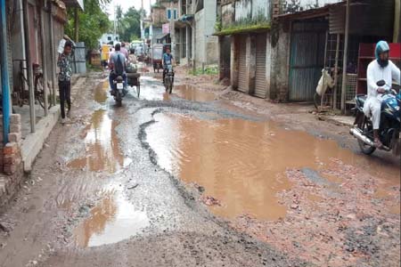 পাইকগাছা সড়কে চলাচলের চরম