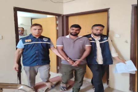 উচ্চ শিক্ষা অর্জন করে অনলাইনে প্রতারণা