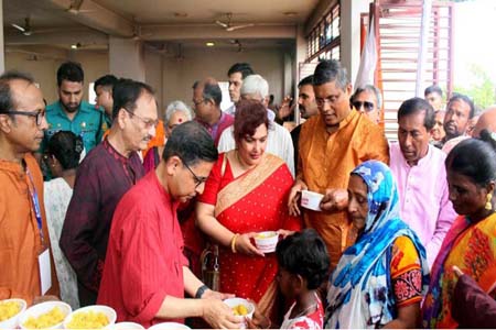 দুর্গাপূজা অন্ধকারের ওপর আলো