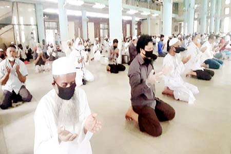 মসজিদে জুমার নামাজ আদায়ে স্বস্তি প্রকাশ মুসল্লীদের
