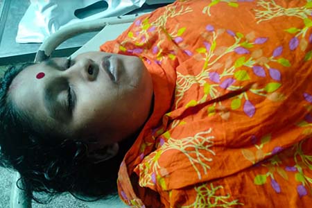 অন্তঃসত্ত্বা গৃহবধুকে লাথি মেরে মুখে বিষ