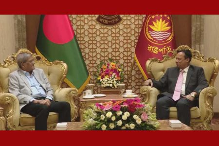 বঙ্গভবনে রাষ্ট্রপতির সঙ্গে অ্যাটর্নি জেনারেল রুহুল কুদ্দুসের সাক্ষাৎ