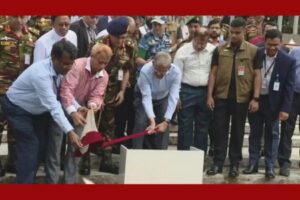 বঙ্গভবনের সিংহ পুকুরে ৪০০ কেজি মাছের পোনা ছাড়লেন রাষ্ট্রপতি