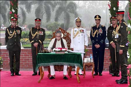 পরিদর্শন বইয়ে স্বাক্ষর