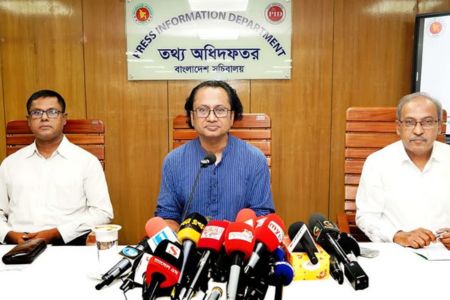 সাইবার বুলিংয়ের বিরুদ্ধে সরকার কঠোর অবস্থান নিয়েছে -তথ্য উপদেষ্টা