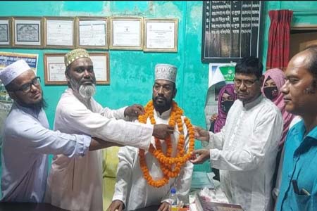 পদত্যাগে বাধ্য করানো অধ্যক্ষকে ফুলের মালা দিয়ে ফেরালেন সাধারণ শিক্ষার্থীরা