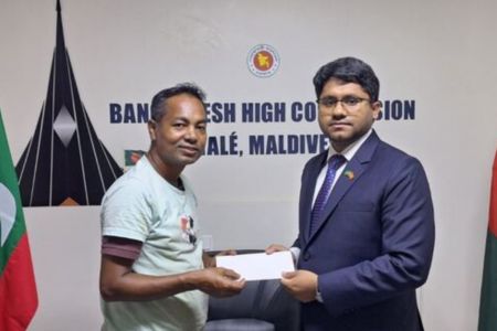 মালদ্বীপে গুরুতর অসুস্থ প্রবাসীর হাতে দেশে ফেরার টিকিট তুলে দিলেন হাইকমিশনার