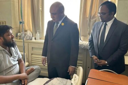 চিকিৎসাধীন প্রবাসী বাংলাদেশিদের খোঁজ নিলেন রাষ্ট্রদূত