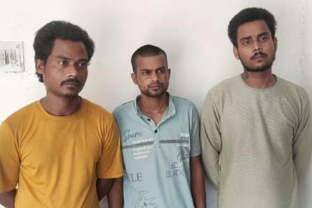 রাতের অন্ধকারে ৩ জন পুশ ইন