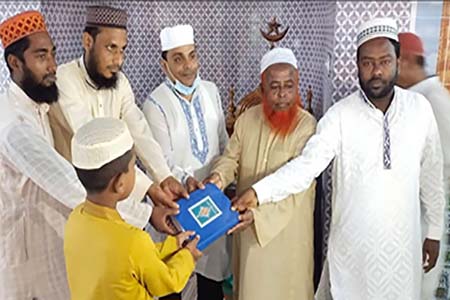 ধামইরহাটে মসজিদ ভিত্তিক শিশু ও গণশিক্ষা কার্যক্রমে ৯ শিক্ষার্থী পেল কোরআন শরীফ