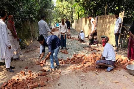 সালথা-নগরকান্দা সড়কের ভাঙা অংশ মেরামত করলো জামায়াতে ইসলামী
