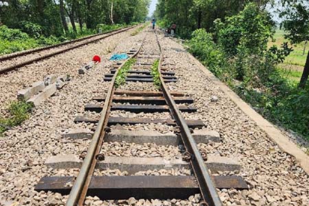 আবারও বেঁকেছে লাইন, বন্ধ রেল চলাচল