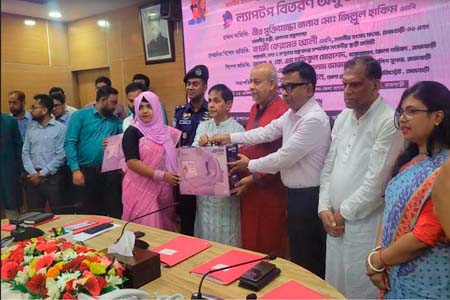 রেলপথ মন্ত্রীর ল্যাপটপ বিতরণ