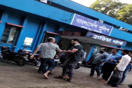 নেতৃত্বে পুলিশের গাড়িতেই যুবককে পেটালেন