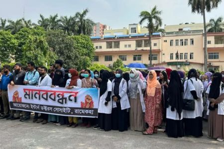 রামেক হাসপাতালে হেনস্তার প্রতিবাদে ২৪ ঘণ্টার কর্মবিরতিতে ইন্টার্ন চিকিৎসকরা