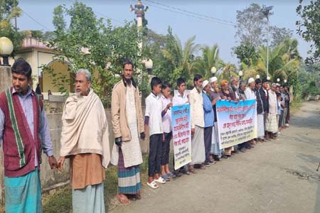 কবিরহাটে একটি কাঁচা সড়ক পাকাকরণের দাবিতে রাস্তায় এলাকাবাসী