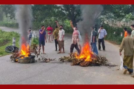 রাঙামাটি-খাগড়াছড়িতে অর্ধদিবস অবরোধ, সড়কে যান চলাচল বন্ধ