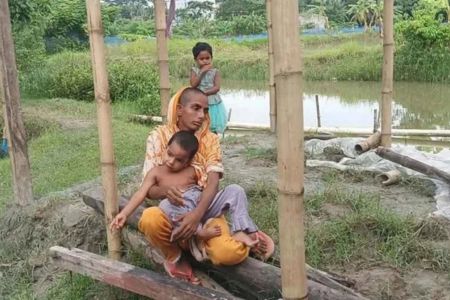 ৫০০ টাকার বিনিময়ে চুল বিক্রি, দুই সন্তানকে নিয়ে রেললাইনে রেহানা