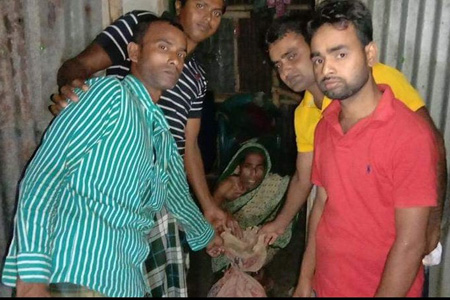 সালথায় গভীর রাতে বাড়িতে বাড়িতে গিয়ে ত্রাণ বিতরণ