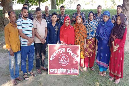 মহেশপুর সীমান্ত থেকে নারী-শিশুসহ ২৬ জন আটক