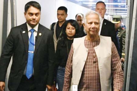 দেশে ফিরেছেন অন্তর্বর্তী সরকারের প্রধান উপদেষ্টা