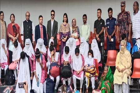 বেনাপোল হয়ে দেশে ফিরেছে