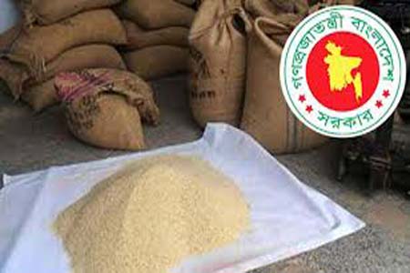 বন্যায় চাল বিতরণ