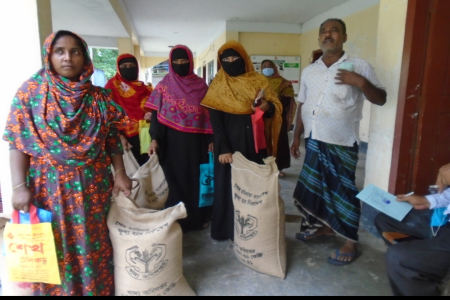 কামারখালী ইউনিয়নে ভি.জি.ডি চাল বিতরন