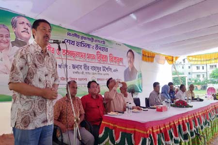 রিকসা বিতরণ করেন পার্বত্যমন্ত্রী