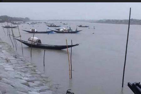 নদীতে রেণু পোনা নিধন