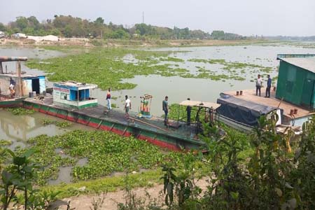 বালু উত্তোলনে পুলিশের অভিযান
