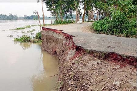 সড়ক নদীগর্ভে বিলীনের পথে