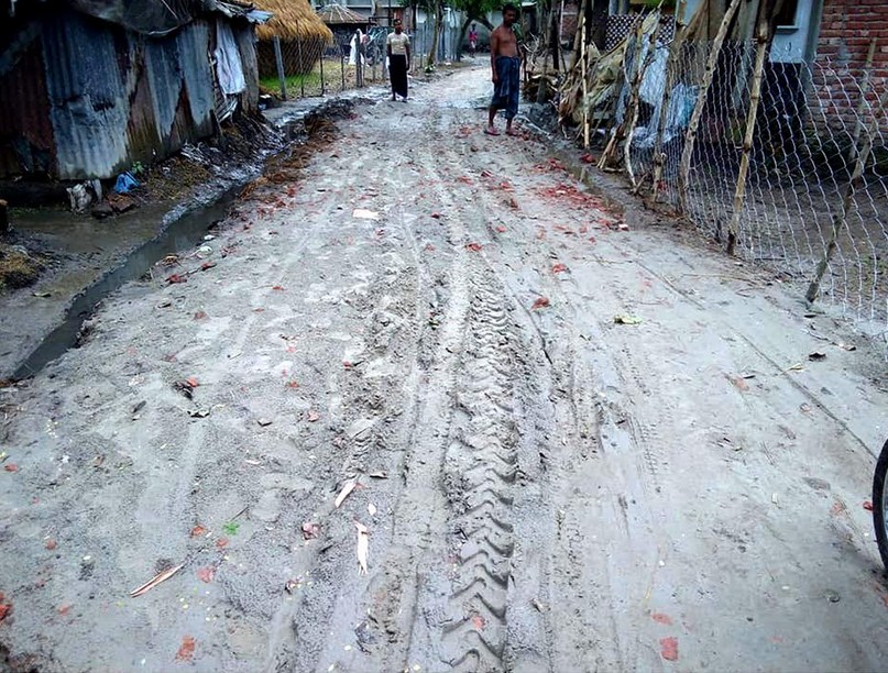 মহেশপুরে কাদা-পানি সরিয়ে গ্রাম বাসীর চলাচলের জন্য রাস্তা তৈরী করে দিলেন জিন্টু