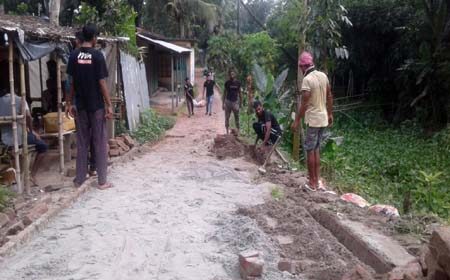 স্বেচ্ছাশ্রমে রাস্তা সংস্কার
