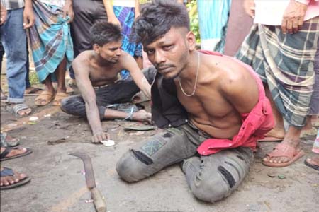 ডাসারে গণপিটুনি দিয়ে দুই ডাকাতকে পুলিশে দিল জনতা