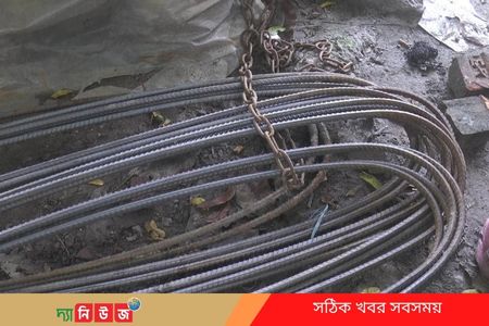 ইউপি সদস্যর বিরুদ্ধে ঠিকাদারের রড চুরির অভিযোগ