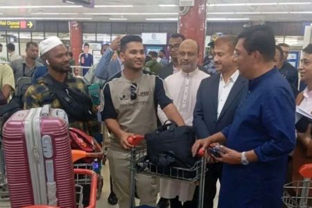 আন্তর্জাতিক বিমানবন্দরে আকস্মিক পরিদর্শনে বিমান প্রতিমন্ত্রী