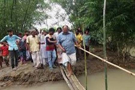 রৌমারীতে দরিদ্র মানুষদের উপহার বিতরণ প্রাথমিক ও গণশিক্ষা প্রতিমন্ত্রীর