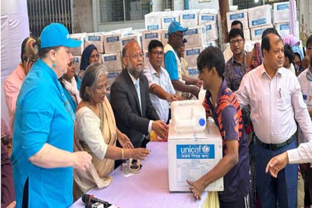 কড়াইল বস্তিতে অগ্নিকাণ্ডে ক্ষতিগ্রস্ত শিশুর