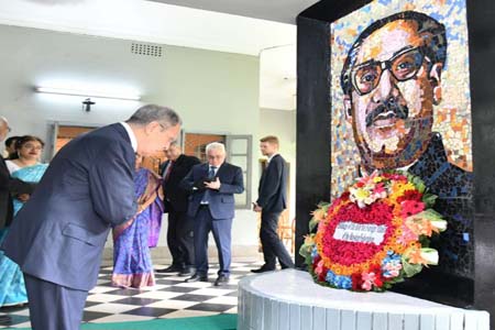 জাতির পিতার প্রতিকৃতিতে রুশ পররাষ্ট্রমন্ত্রীর শ্রদ্ধা নিবেদন