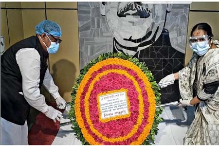 ৪৫তম শাহাদত বার্ষিকীতে বঙ্গবন্ধুর প্রতিকৃতিতে খাদ্যমন্ত্রীর পুষ্পস্তবক অর্পণ