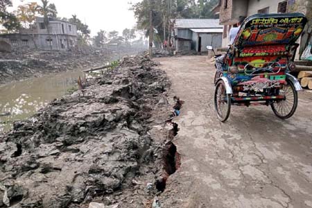 অপরিকল্পিত খাল খননে ভাঙছে সড়ক