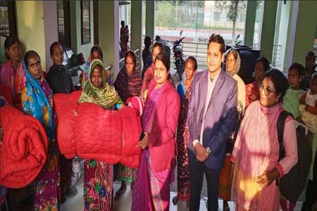 সাপাহারে শিতার্তদের মাঝে কম্বল বিতরণ