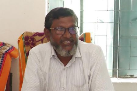 শিক্ষকের বিরুদ্ধে দুর্নীতির অভিযোগ