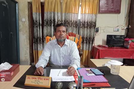 মাদারীপুরের ডাসারে দীর্ঘ দুই বছর পরে কর্মস্থলে ফিরলেন স্কুলের প্রধান শিক্ষক