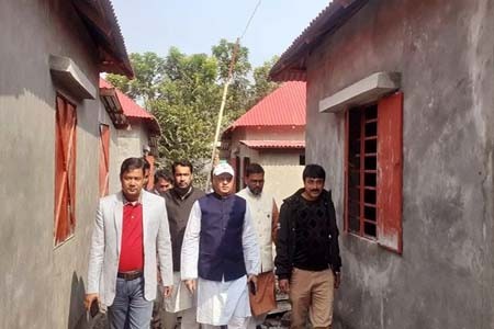 সালথায় প্রধানমন্ত্রীর উপহার গৃহনির্মাণ পরিদর্শন করেন সংসদ উপনেতার এপিএস শফিউদ্দিন ও উপজেলা চেয়ারম্যান ওয়াদুদ মাতুব্বার