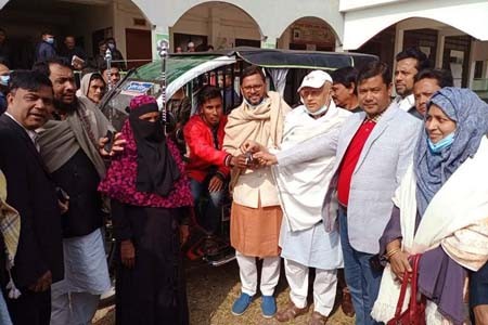 সালথা উপজেলা চেয়ারম্যানের সাবেক ড্রাইভারের পরিবারকে ইজিবাইক প্রদান